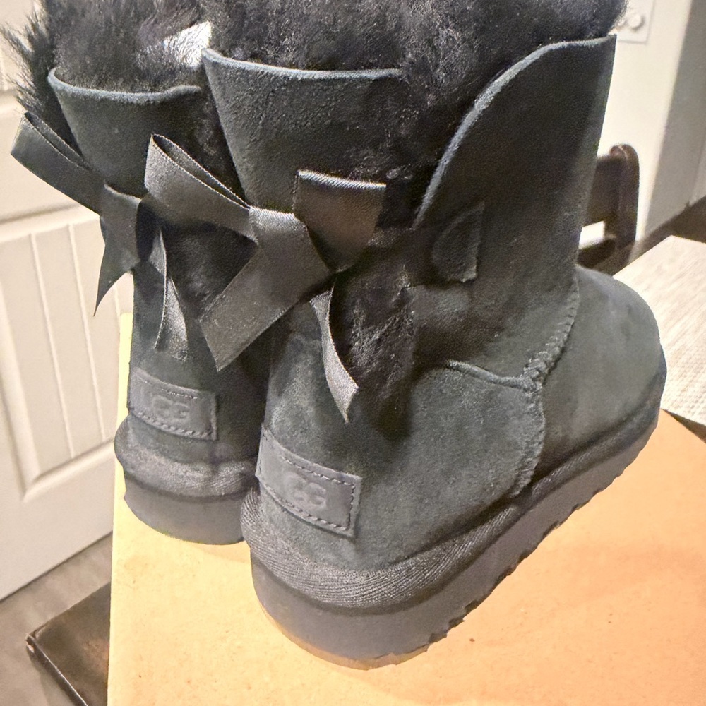 NEW UGG Womens Mini Bailey Bow Black Size 7 Brand New NEVER WORN IN ORIGINAL BOX - Picture 4 of 9